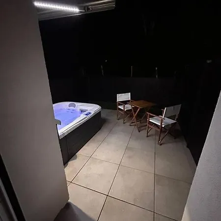 La Terrasse Abritee Et Son