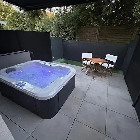 La Terrasse Abritee Et Son Appartement